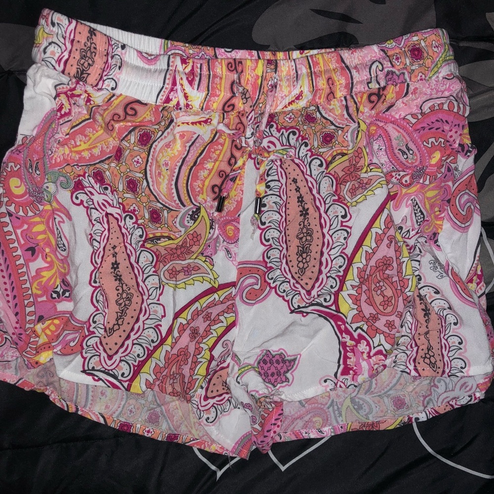 Pattern High-Waisted Short-Shorts WITH POCKETS